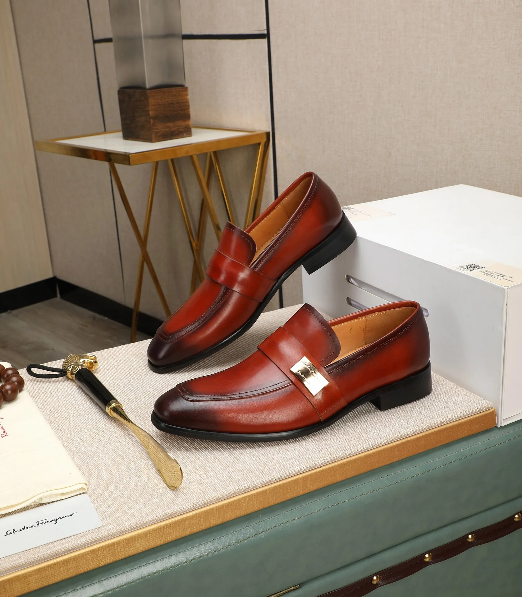 Men's shoes 💰540📛📛(water-dyed cowhide) Salvatore Ferragamo high-end (Salvatore Ferragamo) is the world's top luxury footwear brand. It comes from the fashion kingdom of Italy and is famous all over the world for its traditional handmade design and novel styles...🚶🏻🚶🏻New suit shoes are available simultaneously at the counter. This model is purely handmade. The fabric is imported from Italy's original first-layer cowhide. Soft water-dyed cowhide lining. Original authentic outsole🌀🌀Size: 38➖44 (45 customized)